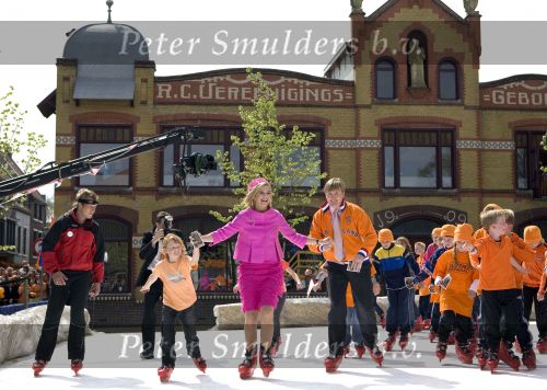 Makkum en Franeker30 april 2008
Koninginnedag 2008 met Koningin Beatrix Prins Willem Alexander Friso Constantijn Maurits Floris Pieter Christiaan Pieter v Vollenhoven en de prinsessen Maxima Laurentien Mabel Aimee Anita Margriet en Marilene. Maxima en Alexander op de schaats
Peter Smulders bv