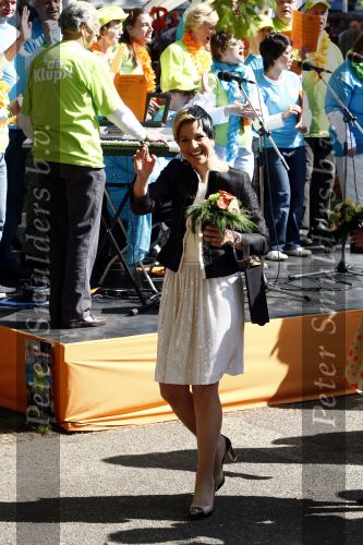 Apeldoorn 30 april 2009
Koninginnedag 2009 in apeldoorn met Koningin Beatrix Pieter v Vollenhoven Prinses Margriet Maxima Prins Willem Alexander Prins Constantijn Prinses Laurentien Prinses Mabel Prins Friso Prins Maurits Prinses Marilene Prins Pieter Christiaan Prinses Anita Prins Floris een zwangere Prinses Aimee en Prinses Annette. s middags probeerde een dwaas een aanslag te plegen op de koninklijke familie waarbij meerdere doden vielen.
Peter Smulders bv