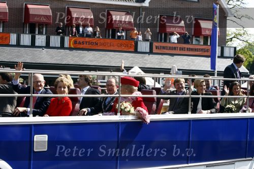 Apeldoorn 30 april 2009
Koninginnedag 2009 in apeldoorn met Koningin Beatrix Pieter v Vollenhoven Prinses Margriet Maxima Prins Willem Alexander Prins Constantijn Prinses Laurentien Prinses Mabel Prins Friso Prins Maurits Prinses Marilene Prins Pieter Christiaan Prinses Anita Prins Floris een zwangere Prinses Aimee en Prinses Annette. s middags probeerde een dwaas een aanslag te plegen op de koninklijke familie waarbij meerdere doden vielen.
Peter Smulders bv