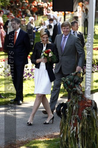 Apeldoorn 30 april 2009
Koninginnedag 2009 in apeldoorn met Koningin Beatrix Pieter v Vollenhoven Prinses Margriet Maxima Prins Willem Alexander Prins Constantijn Prinses Laurentien Prinses Mabel Prins Friso Prins Maurits Prinses Marilene Prins Pieter Christiaan Prinses Anita Prins Floris een zwangere Prinses Aimee en Prinses Annette. s middags probeerde een dwaas een aanslag te plegen op de koninklijke familie waarbij meerdere doden vielen.
Peter Smulders bv