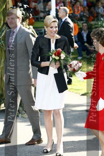 Apeldoorn 30 april 2009
Koninginnedag 2009 in apeldoorn met Koningin Beatrix Pieter v Vollenhoven Prinses Margriet Maxima Prins Willem Alexander Prins Constantijn Prinses Laurentien Prinses Mabel Prins Friso Prins Maurits Prinses Marilene Prins Pieter Christiaan Prinses Anita Prins Floris een zwangere Prinses Aimee en Prinses Annette. s middags probeerde een dwaas een aanslag te plegen op de koninklijke familie waarbij meerdere doden vielen.
Peter Smulders bv