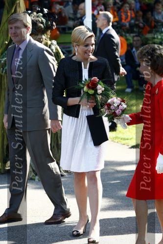 Apeldoorn 30 april 2009
Koninginnedag 2009 in apeldoorn met Koningin Beatrix Pieter v Vollenhoven Prinses Margriet Maxima Prins Willem Alexander Prins Constantijn Prinses Laurentien Prinses Mabel Prins Friso Prins Maurits Prinses Marilene Prins Pieter Christiaan Prinses Anita Prins Floris een zwangere Prinses Aimee en Prinses Annette. s middags probeerde een dwaas een aanslag te plegen op de koninklijke familie waarbij meerdere doden vielen.
Peter Smulders bv