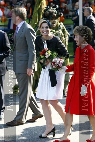 Apeldoorn 30 april 2009
Koninginnedag 2009 in apeldoorn met Koningin Beatrix Pieter v Vollenhoven Prinses Margriet Maxima Prins Willem Alexander Prins Constantijn Prinses Laurentien Prinses Mabel Prins Friso Prins Maurits Prinses Marilene Prins Pieter Christiaan Prinses Anita Prins Floris een zwangere Prinses Aimee en Prinses Annette. s middags probeerde een dwaas een aanslag te plegen op de koninklijke familie waarbij meerdere doden vielen.
Peter Smulders bv