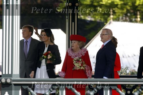 Apeldoorn 30 april 2009
Koninginnedag 2009 in apeldoorn met Koningin Beatrix Pieter v Vollenhoven Prinses Margriet Maxima Prins Willem Alexander Prins Constantijn Prinses Laurentien Prinses Mabel Prins Friso Prins Maurits Prinses Marilene Prins Pieter Christiaan Prinses Anita Prins Floris een zwangere Prinses Aimee en Prinses Annette. s middags probeerde een dwaas een aanslag te plegen op de koninklijke familie waarbij meerdere doden vielen.
Peter Smulders bv