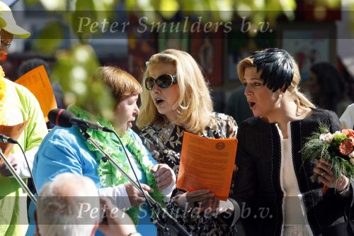 Apeldoorn 30 april 2009
Koninginnedag 2009 in apeldoorn met Koningin Beatrix Pieter v Vollenhoven Prinses Margriet Maxima Prins Willem Alexander Prins Constantijn Prinses Laurentien Prinses Mabel Prins Friso Prins Maurits Prinses Marilene Prins Pieter Christiaan Prinses Anita Prins Floris een zwangere Prinses Aimee en Prinses Annette. s middags probeerde een dwaas een aanslag te plegen op de koninklijke familie waarbij meerdere doden vielen.
Peter Smulders bv