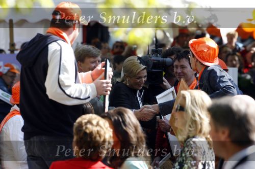 Apeldoorn 30 april 2009
Koninginnedag 2009 in apeldoorn met Koningin Beatrix Pieter v Vollenhoven Prinses Margriet Maxima Prins Willem Alexander Prins Constantijn Prinses Laurentien Prinses Mabel Prins Friso Prins Maurits Prinses Marilene Prins Pieter Christiaan Prinses Anita Prins Floris een zwangere Prinses Aimee en Prinses Annette. s middags probeerde een dwaas een aanslag te plegen op de koninklijke familie waarbij meerdere doden vielen.
Peter Smulders bv