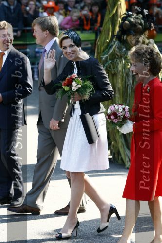 Apeldoorn 30 april 2009
Koninginnedag 2009 in apeldoorn met Koningin Beatrix Pieter v Vollenhoven Prinses Margriet Maxima Prins Willem Alexander Prins Constantijn Prinses Laurentien Prinses Mabel Prins Friso Prins Maurits Prinses Marilene Prins Pieter Christiaan Prinses Anita Prins Floris een zwangere Prinses Aimee en Prinses Annette. s middags probeerde een dwaas een aanslag te plegen op de koninklijke familie waarbij meerdere doden vielen.
Peter Smulders bv