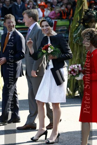 Apeldoorn 30 april 2009
Koninginnedag 2009 in apeldoorn met Koningin Beatrix Pieter v Vollenhoven Prinses Margriet Maxima Prins Willem Alexander Prins Constantijn Prinses Laurentien Prinses Mabel Prins Friso Prins Maurits Prinses Marilene Prins Pieter Christiaan Prinses Anita Prins Floris een zwangere Prinses Aimee en Prinses Annette. s middags probeerde een dwaas een aanslag te plegen op de koninklijke familie waarbij meerdere doden vielen.
Peter Smulders bv