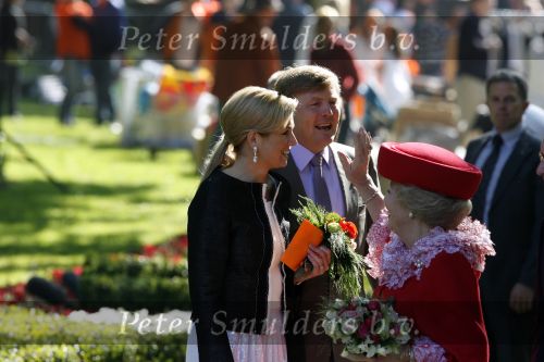 Apeldoorn 30 april 2009
Koninginnedag 2009 in apeldoorn met Koningin Beatrix Pieter v Vollenhoven Prinses Margriet Maxima Prins Willem Alexander Prins Constantijn Prinses Laurentien Prinses Mabel Prins Friso Prins Maurits Prinses Marilene Prins Pieter Christiaan Prinses Anita Prins Floris een zwangere Prinses Aimee en Prinses Annette. s middags probeerde een dwaas een aanslag te plegen op de koninklijke familie waarbij meerdere doden vielen.
Peter Smulders bv