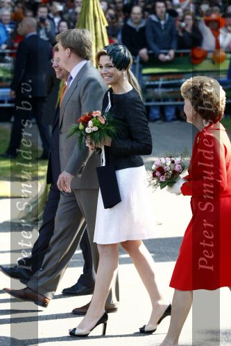 Apeldoorn 30 april 2009
Koninginnedag 2009 in apeldoorn met Koningin Beatrix Pieter v Vollenhoven Prinses Margriet Maxima Prins Willem Alexander Prins Constantijn Prinses Laurentien Prinses Mabel Prins Friso Prins Maurits Prinses Marilene Prins Pieter Christiaan Prinses Anita Prins Floris een zwangere Prinses Aimee en Prinses Annette. s middags probeerde een dwaas een aanslag te plegen op de koninklijke familie waarbij meerdere doden vielen.
Peter Smulders bv
