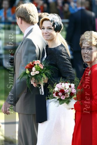 Apeldoorn 30 april 2009
Koninginnedag 2009 in apeldoorn met Koningin Beatrix Pieter v Vollenhoven Prinses Margriet Maxima Prins Willem Alexander Prins Constantijn Prinses Laurentien Prinses Mabel Prins Friso Prins Maurits Prinses Marilene Prins Pieter Christiaan Prinses Anita Prins Floris een zwangere Prinses Aimee en Prinses Annette. s middags probeerde een dwaas een aanslag te plegen op de koninklijke familie waarbij meerdere doden vielen.
Peter Smulders bv