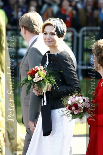 Apeldoorn 30 april 2009
Koninginnedag 2009 in apeldoorn met Koningin Beatrix Pieter v Vollenhoven Prinses Margriet Maxima Prins Willem Alexander Prins Constantijn Prinses Laurentien Prinses Mabel Prins Friso Prins Maurits Prinses Marilene Prins Pieter Christiaan Prinses Anita Prins Floris een zwangere Prinses Aimee en Prinses Annette. s middags probeerde een dwaas een aanslag te plegen op de koninklijke familie waarbij meerdere doden vielen.
Peter Smulders bv