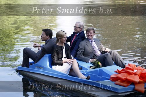 Apeldoorn 30 april 2009
Koninginnedag 2009 in apeldoorn met Koningin Beatrix Pieter v Vollenhoven Prinses Margriet Maxima Prins Willem Alexander Prins Constantijn Prinses Laurentien Prinses Mabel Prins Friso Prins Maurits Prinses Marilene Prins Pieter Christiaan Prinses Anita Prins Floris een zwangere Prinses Aimee en Prinses Annette. s middags probeerde een dwaas een aanslag te plegen op de koninklijke familie waarbij meerdere doden vielen.
Peter Smulders bv