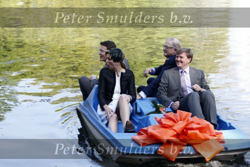 Apeldoorn 30 april 2009
Koninginnedag 2009 in apeldoorn met Koningin Beatrix Pieter v Vollenhoven Prinses Margriet Maxima Prins Willem Alexander Prins Constantijn Prinses Laurentien Prinses Mabel Prins Friso Prins Maurits Prinses Marilene Prins Pieter Christiaan Prinses Anita Prins Floris een zwangere Prinses Aimee en Prinses Annette. s middags probeerde een dwaas een aanslag te plegen op de koninklijke familie waarbij meerdere doden vielen.
Peter Smulders bv