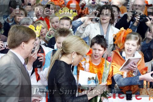 Apeldoorn 30 april 2009
Koninginnedag 2009 in apeldoorn met Koningin Beatrix Pieter v Vollenhoven Prinses Margriet Maxima Prins Willem Alexander Prins Constantijn Prinses Laurentien Prinses Mabel Prins Friso Prins Maurits Prinses Marilene Prins Pieter Christiaan Prinses Anita Prins Floris een zwangere Prinses Aimee en Prinses Annette. s middags probeerde een dwaas een aanslag te plegen op de koninklijke familie waarbij meerdere doden vielen.
Peter Smulders bv