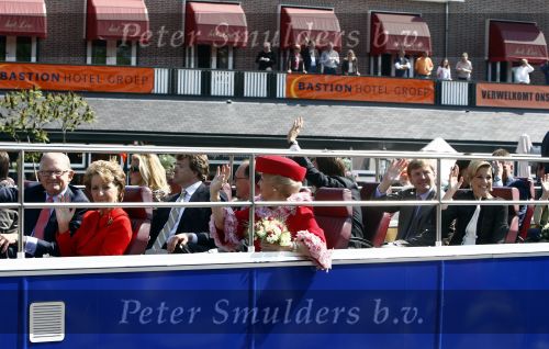 Apeldoorn 30 april 2009
Koninginnedag 2009 in apeldoorn met Koningin Beatrix Pieter v Vollenhoven Prinses Margriet Maxima Prins Willem Alexander Prins Constantijn Prinses Laurentien Prinses Mabel Prins Friso Prins Maurits Prinses Marilene Prins Pieter Christiaan Prinses Anita Prins Floris een zwangere Prinses Aimee en Prinses Annette. s middags probeerde een dwaas een aanslag te plegen op de koninklijke familie waarbij meerdere doden vielen.
Peter Smulders bv