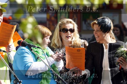 Apeldoorn 30 april 2009
Koninginnedag 2009 in apeldoorn met Koningin Beatrix Pieter v Vollenhoven Prinses Margriet Maxima Prins Willem Alexander Prins Constantijn Prinses Laurentien Prinses Mabel Prins Friso Prins Maurits Prinses Marilene Prins Pieter Christiaan Prinses Anita Prins Floris een zwangere Prinses Aimee en Prinses Annette. s middags probeerde een dwaas een aanslag te plegen op de koninklijke familie waarbij meerdere doden vielen.
Peter Smulders bv