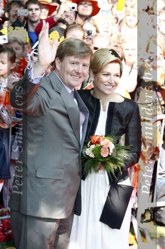 Apeldoorn 30 april 2009
Koninginnedag 2009 in apeldoorn met Koningin Beatrix Pieter v Vollenhoven Prinses Margriet Maxima Prins Willem Alexander Prins Constantijn Prinses Laurentien Prinses Mabel Prins Friso Prins Maurits Prinses Marilene Prins Pieter Christiaan Prinses Anita Prins Floris een zwangere Prinses Aimee en Prinses Annette. s middags probeerde een dwaas een aanslag te plegen op de koninklijke familie waarbij meerdere doden vielen.
Peter Smulders bv