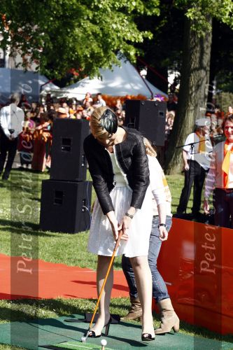 Apeldoorn 30 april 2009
Koninginnedag 2009 in apeldoorn met Koningin Beatrix Pieter v Vollenhoven Prinses Margriet Maxima Prins Willem Alexander Prins Constantijn Prinses Laurentien Prinses Mabel Prins Friso Prins Maurits Prinses Marilene Prins Pieter Christiaan Prinses Anita Prins Floris een zwangere Prinses Aimee en Prinses Annette. s middags probeerde een dwaas een aanslag te plegen op de koninklijke familie waarbij meerdere doden vielen.
Peter Smulders bv