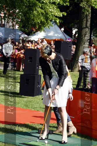 Apeldoorn 30 april 2009
Koninginnedag 2009 in apeldoorn met Koningin Beatrix Pieter v Vollenhoven Prinses Margriet Maxima Prins Willem Alexander Prins Constantijn Prinses Laurentien Prinses Mabel Prins Friso Prins Maurits Prinses Marilene Prins Pieter Christiaan Prinses Anita Prins Floris een zwangere Prinses Aimee en Prinses Annette. s middags probeerde een dwaas een aanslag te plegen op de koninklijke familie waarbij meerdere doden vielen.
Peter Smulders bv