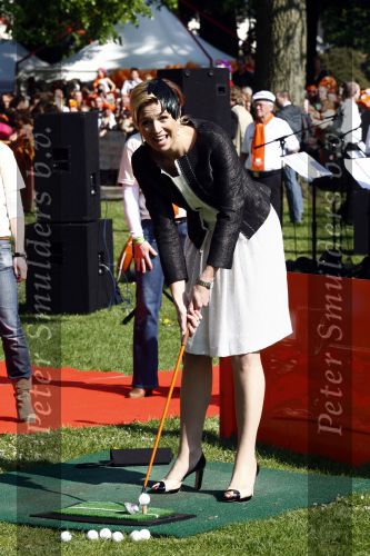 Apeldoorn 30 april 2009
Koninginnedag 2009 in apeldoorn met Koningin Beatrix Pieter v Vollenhoven Prinses Margriet Maxima Prins Willem Alexander Prins Constantijn Prinses Laurentien Prinses Mabel Prins Friso Prins Maurits Prinses Marilene Prins Pieter Christiaan Prinses Anita Prins Floris een zwangere Prinses Aimee en Prinses Annette. s middags probeerde een dwaas een aanslag te plegen op de koninklijke familie waarbij meerdere doden vielen.
Peter Smulders bv