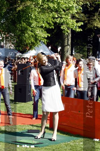 Apeldoorn 30 april 2009
Koninginnedag 2009 in apeldoorn met Koningin Beatrix Pieter v Vollenhoven Prinses Margriet Maxima Prins Willem Alexander Prins Constantijn Prinses Laurentien Prinses Mabel Prins Friso Prins Maurits Prinses Marilene Prins Pieter Christiaan Prinses Anita Prins Floris een zwangere Prinses Aimee en Prinses Annette. s middags probeerde een dwaas een aanslag te plegen op de koninklijke familie waarbij meerdere doden vielen.
Peter Smulders bv