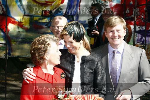 Apeldoorn 30 april 2009
Koninginnedag 2009 in apeldoorn met Koningin Beatrix Pieter v Vollenhoven Prinses Margriet Maxima Prins Willem Alexander Prins Constantijn Prinses Laurentien Prinses Mabel Prins Friso Prins Maurits Prinses Marilene Prins Pieter Christiaan Prinses Anita Prins Floris een zwangere Prinses Aimee en Prinses Annette. s middags probeerde een dwaas een aanslag te plegen op de koninklijke familie waarbij meerdere doden vielen.
Peter Smulders bv