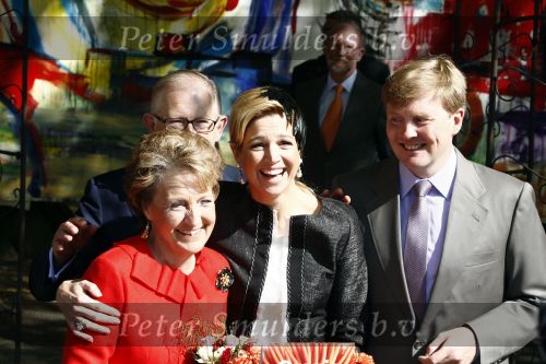 Apeldoorn 30 april 2009
Koninginnedag 2009 in apeldoorn met Koningin Beatrix Pieter v Vollenhoven Prinses Margriet Maxima Prins Willem Alexander Prins Constantijn Prinses Laurentien Prinses Mabel Prins Friso Prins Maurits Prinses Marilene Prins Pieter Christiaan Prinses Anita Prins Floris een zwangere Prinses Aimee en Prinses Annette. s middags probeerde een dwaas een aanslag te plegen op de koninklijke familie waarbij meerdere doden vielen.
Peter Smulders bv