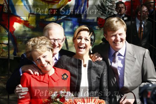 Apeldoorn 30 april 2009
Koninginnedag 2009 in apeldoorn met Koningin Beatrix Pieter v Vollenhoven Prinses Margriet Maxima Prins Willem Alexander Prins Constantijn Prinses Laurentien Prinses Mabel Prins Friso Prins Maurits Prinses Marilene Prins Pieter Christiaan Prinses Anita Prins Floris een zwangere Prinses Aimee en Prinses Annette. s middags probeerde een dwaas een aanslag te plegen op de koninklijke familie waarbij meerdere doden vielen.
Peter Smulders bv