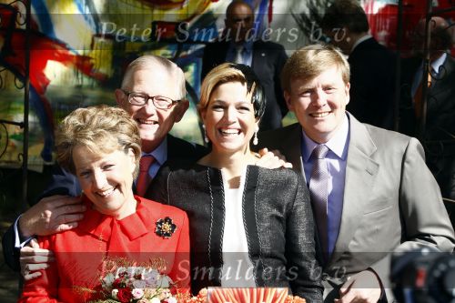Apeldoorn 30 april 2009
Koninginnedag 2009 in apeldoorn met Koningin Beatrix Pieter v Vollenhoven Prinses Margriet Maxima Prins Willem Alexander Prins Constantijn Prinses Laurentien Prinses Mabel Prins Friso Prins Maurits Prinses Marilene Prins Pieter Christiaan Prinses Anita Prins Floris een zwangere Prinses Aimee en Prinses Annette. s middags probeerde een dwaas een aanslag te plegen op de koninklijke familie waarbij meerdere doden vielen.
Peter Smulders bv