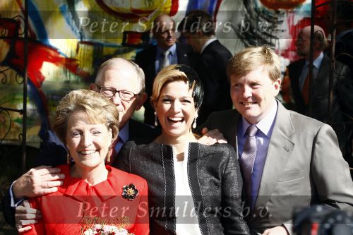 Apeldoorn 30 april 2009
Koninginnedag 2009 in apeldoorn met Koningin Beatrix Pieter v Vollenhoven Prinses Margriet Maxima Prins Willem Alexander Prins Constantijn Prinses Laurentien Prinses Mabel Prins Friso Prins Maurits Prinses Marilene Prins Pieter Christiaan Prinses Anita Prins Floris een zwangere Prinses Aimee en Prinses Annette. s middags probeerde een dwaas een aanslag te plegen op de koninklijke familie waarbij meerdere doden vielen.
Peter Smulders bv