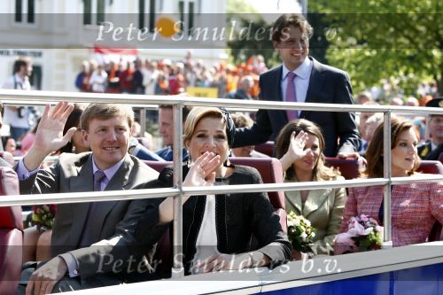 Apeldoorn 30 april 2009
Koninginnedag 2009 in apeldoorn met Koningin Beatrix Pieter v Vollenhoven Prinses Margriet Maxima Prins Willem Alexander Prins Constantijn Prinses Laurentien Prinses Mabel Prins Friso Prins Maurits Prinses Marilene Prins Pieter Christiaan Prinses Anita Prins Floris een zwangere Prinses Aimee en Prinses Annette. s middags probeerde een dwaas een aanslag te plegen op de koninklijke familie waarbij meerdere doden vielen.
Peter Smulders bv