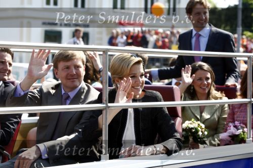 Apeldoorn 30 april 2009
Koninginnedag 2009 in apeldoorn met Koningin Beatrix Pieter v Vollenhoven Prinses Margriet Maxima Prins Willem Alexander Prins Constantijn Prinses Laurentien Prinses Mabel Prins Friso Prins Maurits Prinses Marilene Prins Pieter Christiaan Prinses Anita Prins Floris een zwangere Prinses Aimee en Prinses Annette. s middags probeerde een dwaas een aanslag te plegen op de koninklijke familie waarbij meerdere doden vielen.
Peter Smulders bv