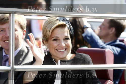 Apeldoorn 30 april 2009
Koninginnedag 2009 in apeldoorn met Koningin Beatrix Pieter v Vollenhoven Prinses Margriet Maxima Prins Willem Alexander Prins Constantijn Prinses Laurentien Prinses Mabel Prins Friso Prins Maurits Prinses Marilene Prins Pieter Christiaan Prinses Anita Prins Floris een zwangere Prinses Aimee en Prinses Annette. s middags probeerde een dwaas een aanslag te plegen op de koninklijke familie waarbij meerdere doden vielen.
Peter Smulders bv