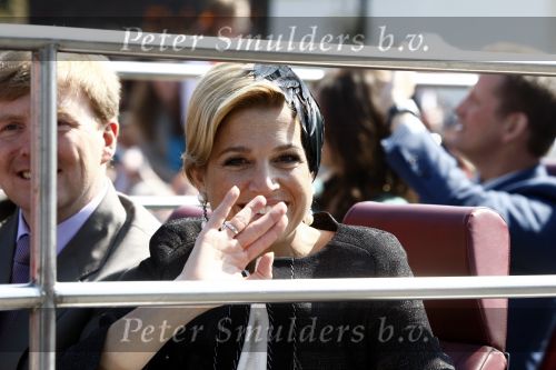 Apeldoorn 30 april 2009
Koninginnedag 2009 in apeldoorn met Koningin Beatrix Pieter v Vollenhoven Prinses Margriet Maxima Prins Willem Alexander Prins Constantijn Prinses Laurentien Prinses Mabel Prins Friso Prins Maurits Prinses Marilene Prins Pieter Christiaan Prinses Anita Prins Floris een zwangere Prinses Aimee en Prinses Annette. s middags probeerde een dwaas een aanslag te plegen op de koninklijke familie waarbij meerdere doden vielen.
Peter Smulders bv