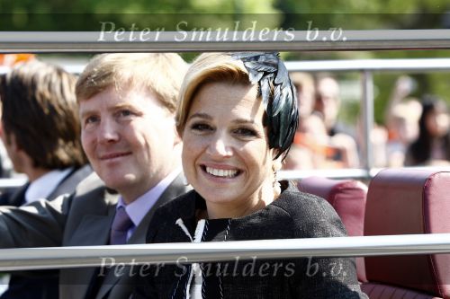 Apeldoorn 30 april 2009
Koninginnedag 2009 in apeldoorn met Koningin Beatrix Pieter v Vollenhoven Prinses Margriet Maxima Prins Willem Alexander Prins Constantijn Prinses Laurentien Prinses Mabel Prins Friso Prins Maurits Prinses Marilene Prins Pieter Christiaan Prinses Anita Prins Floris een zwangere Prinses Aimee en Prinses Annette. s middags probeerde een dwaas een aanslag te plegen op de koninklijke familie waarbij meerdere doden vielen.
Peter Smulders bv