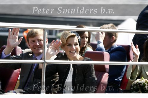 Apeldoorn 30 april 2009
Koninginnedag 2009 in apeldoorn met Koningin Beatrix Pieter v Vollenhoven Prinses Margriet Maxima Prins Willem Alexander Prins Constantijn Prinses Laurentien Prinses Mabel Prins Friso Prins Maurits Prinses Marilene Prins Pieter Christiaan Prinses Anita Prins Floris een zwangere Prinses Aimee en Prinses Annette. s middags probeerde een dwaas een aanslag te plegen op de koninklijke familie waarbij meerdere doden vielen.
Peter Smulders bv
