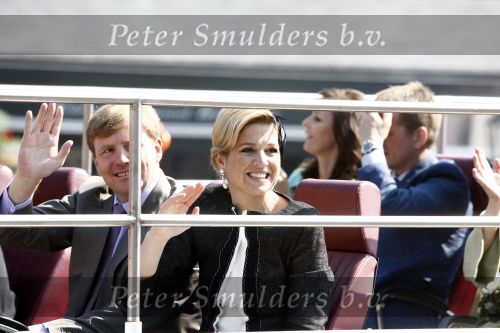 Apeldoorn 30 april 2009
Koninginnedag 2009 in apeldoorn met Koningin Beatrix Pieter v Vollenhoven Prinses Margriet Maxima Prins Willem Alexander Prins Constantijn Prinses Laurentien Prinses Mabel Prins Friso Prins Maurits Prinses Marilene Prins Pieter Christiaan Prinses Anita Prins Floris een zwangere Prinses Aimee en Prinses Annette. s middags probeerde een dwaas een aanslag te plegen op de koninklijke familie waarbij meerdere doden vielen.
Peter Smulders bv