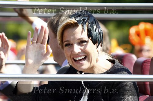 Apeldoorn 30 april 2009
Koninginnedag 2009 in apeldoorn met Koningin Beatrix Pieter v Vollenhoven Prinses Margriet Maxima Prins Willem Alexander Prins Constantijn Prinses Laurentien Prinses Mabel Prins Friso Prins Maurits Prinses Marilene Prins Pieter Christiaan Prinses Anita Prins Floris een zwangere Prinses Aimee en Prinses Annette. s middags probeerde een dwaas een aanslag te plegen op de koninklijke familie waarbij meerdere doden vielen.
Peter Smulders bv