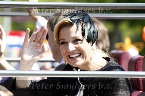 Apeldoorn 30 april 2009
Koninginnedag 2009 in apeldoorn met Koningin Beatrix Pieter v Vollenhoven Prinses Margriet Maxima Prins Willem Alexander Prins Constantijn Prinses Laurentien Prinses Mabel Prins Friso Prins Maurits Prinses Marilene Prins Pieter Christiaan Prinses Anita Prins Floris een zwangere Prinses Aimee en Prinses Annette. s middags probeerde een dwaas een aanslag te plegen op de koninklijke familie waarbij meerdere doden vielen.
Peter Smulders bv