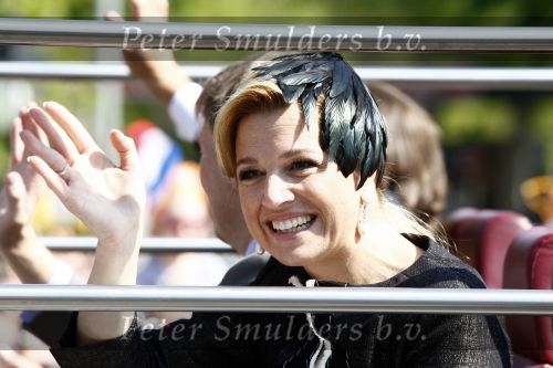Apeldoorn 30 april 2009
Koninginnedag 2009 in apeldoorn met Koningin Beatrix Pieter v Vollenhoven Prinses Margriet Maxima Prins Willem Alexander Prins Constantijn Prinses Laurentien Prinses Mabel Prins Friso Prins Maurits Prinses Marilene Prins Pieter Christiaan Prinses Anita Prins Floris een zwangere Prinses Aimee en Prinses Annette. s middags probeerde een dwaas een aanslag te plegen op de koninklijke familie waarbij meerdere doden vielen.
Peter Smulders bv