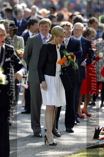 Apeldoorn 30 april 2009
Koninginnedag 2009 in apeldoorn met Koningin Beatrix Pieter v Vollenhoven Prinses Margriet Maxima Prins Willem Alexander Prins Constantijn Prinses Laurentien Prinses Mabel Prins Friso Prins Maurits Prinses Marilene Prins Pieter Christiaan Prinses Anita Prins Floris een zwangere Prinses Aimee en Prinses Annette. s middags probeerde een dwaas een aanslag te plegen op de koninklijke familie waarbij meerdere doden vielen.
Peter Smulders bv