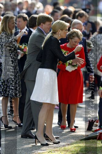 Apeldoorn 30 april 2009
Koninginnedag 2009 in apeldoorn met Koningin Beatrix Pieter v Vollenhoven Prinses Margriet Maxima Prins Willem Alexander Prins Constantijn Prinses Laurentien Prinses Mabel Prins Friso Prins Maurits Prinses Marilene Prins Pieter Christiaan Prinses Anita Prins Floris een zwangere Prinses Aimee en Prinses Annette. s middags probeerde een dwaas een aanslag te plegen op de koninklijke familie waarbij meerdere doden vielen.
Peter Smulders bv