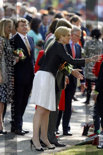 Apeldoorn 30 april 2009
Koninginnedag 2009 in apeldoorn met Koningin Beatrix Pieter v Vollenhoven Prinses Margriet Maxima Prins Willem Alexander Prins Constantijn Prinses Laurentien Prinses Mabel Prins Friso Prins Maurits Prinses Marilene Prins Pieter Christiaan Prinses Anita Prins Floris een zwangere Prinses Aimee en Prinses Annette. s middags probeerde een dwaas een aanslag te plegen op de koninklijke familie waarbij meerdere doden vielen.
Peter Smulders bv