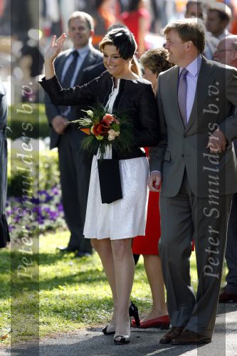 Apeldoorn 30 april 2009
Koninginnedag 2009 in apeldoorn met Koningin Beatrix Pieter v Vollenhoven Prinses Margriet Maxima Prins Willem Alexander Prins Constantijn Prinses Laurentien Prinses Mabel Prins Friso Prins Maurits Prinses Marilene Prins Pieter Christiaan Prinses Anita Prins Floris een zwangere Prinses Aimee en Prinses Annette. s middags probeerde een dwaas een aanslag te plegen op de koninklijke familie waarbij meerdere doden vielen.
Peter Smulders bv