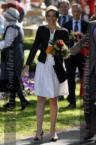 Apeldoorn 30 april 2009
Koninginnedag 2009 in apeldoorn met Koningin Beatrix Pieter v Vollenhoven Prinses Margriet Maxima Prins Willem Alexander Prins Constantijn Prinses Laurentien Prinses Mabel Prins Friso Prins Maurits Prinses Marilene Prins Pieter Christiaan Prinses Anita Prins Floris een zwangere Prinses Aimee en Prinses Annette. s middags probeerde een dwaas een aanslag te plegen op de koninklijke familie waarbij meerdere doden vielen.
Peter Smulders bv