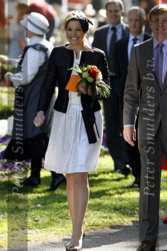 Apeldoorn 30 april 2009
Koninginnedag 2009 in apeldoorn met Koningin Beatrix Pieter v Vollenhoven Prinses Margriet Maxima Prins Willem Alexander Prins Constantijn Prinses Laurentien Prinses Mabel Prins Friso Prins Maurits Prinses Marilene Prins Pieter Christiaan Prinses Anita Prins Floris een zwangere Prinses Aimee en Prinses Annette. s middags probeerde een dwaas een aanslag te plegen op de koninklijke familie waarbij meerdere doden vielen.
Peter Smulders bv