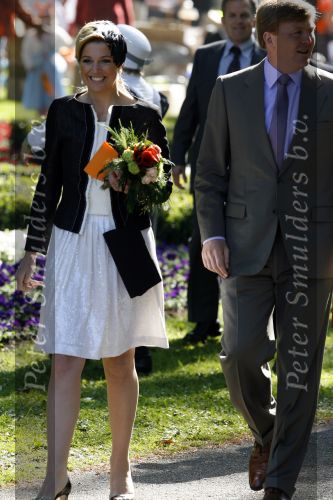 Apeldoorn 30 april 2009
Koninginnedag 2009 in apeldoorn met Koningin Beatrix Pieter v Vollenhoven Prinses Margriet Maxima Prins Willem Alexander Prins Constantijn Prinses Laurentien Prinses Mabel Prins Friso Prins Maurits Prinses Marilene Prins Pieter Christiaan Prinses Anita Prins Floris een zwangere Prinses Aimee en Prinses Annette. s middags probeerde een dwaas een aanslag te plegen op de koninklijke familie waarbij meerdere doden vielen.
Peter Smulders bv