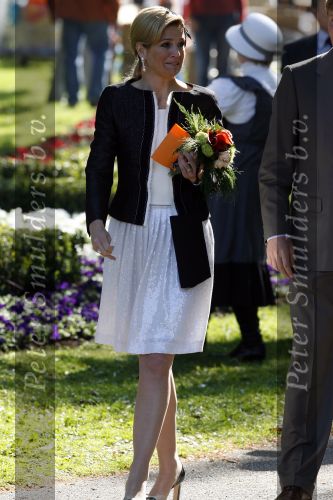 Apeldoorn 30 april 2009
Koninginnedag 2009 in apeldoorn met Koningin Beatrix Pieter v Vollenhoven Prinses Margriet Maxima Prins Willem Alexander Prins Constantijn Prinses Laurentien Prinses Mabel Prins Friso Prins Maurits Prinses Marilene Prins Pieter Christiaan Prinses Anita Prins Floris een zwangere Prinses Aimee en Prinses Annette. s middags probeerde een dwaas een aanslag te plegen op de koninklijke familie waarbij meerdere doden vielen.
Peter Smulders bv