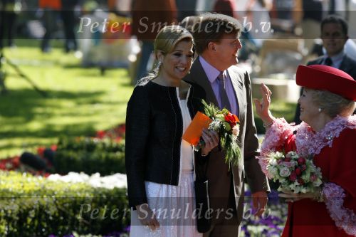 Apeldoorn 30 april 2009
Koninginnedag 2009 in apeldoorn met Koningin Beatrix Pieter v Vollenhoven Prinses Margriet Maxima Prins Willem Alexander Prins Constantijn Prinses Laurentien Prinses Mabel Prins Friso Prins Maurits Prinses Marilene Prins Pieter Christiaan Prinses Anita Prins Floris een zwangere Prinses Aimee en Prinses Annette. s middags probeerde een dwaas een aanslag te plegen op de koninklijke familie waarbij meerdere doden vielen.
Peter Smulders bv